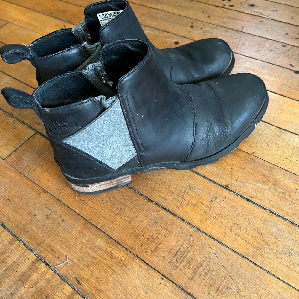 Sorel Emelia black and grey booties